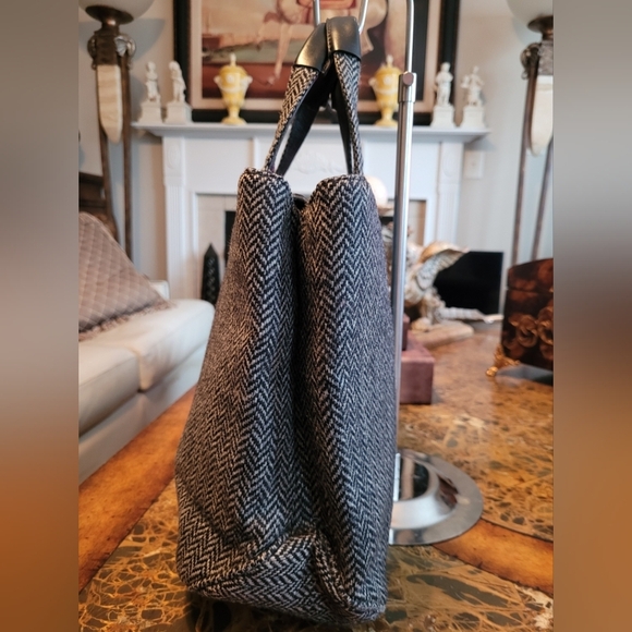 BURBERRYS Chic Black and White Herringbone Tote Bag - Picture 2 of 9